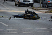 Motorom za dostavu hrane naleteo na automobil u centru Beograda: Povređen motociklista! (FOTO)