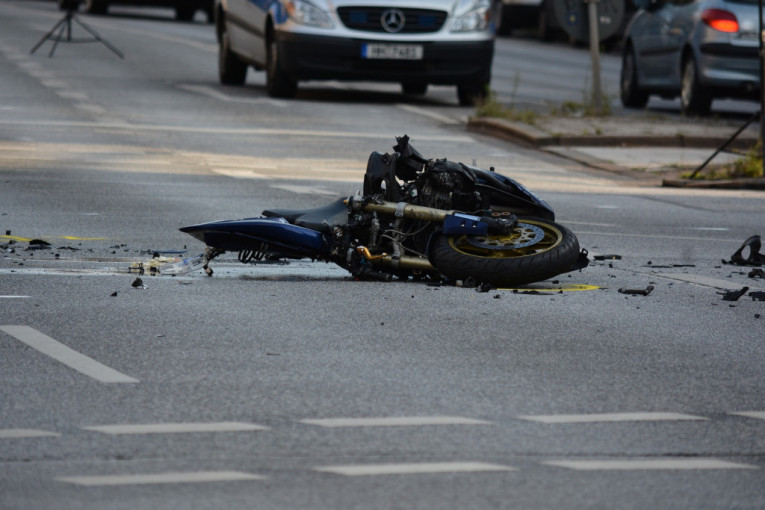 Teška nesreća na Zvezdari: Muškarac pao sa motora, automobil naleteo na njega (FOTO)