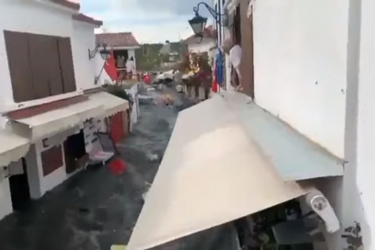 Mini cunami pogodio ostrvo Samos: Reke teku ulicama, meštani uplašeni trče (VIDEO)