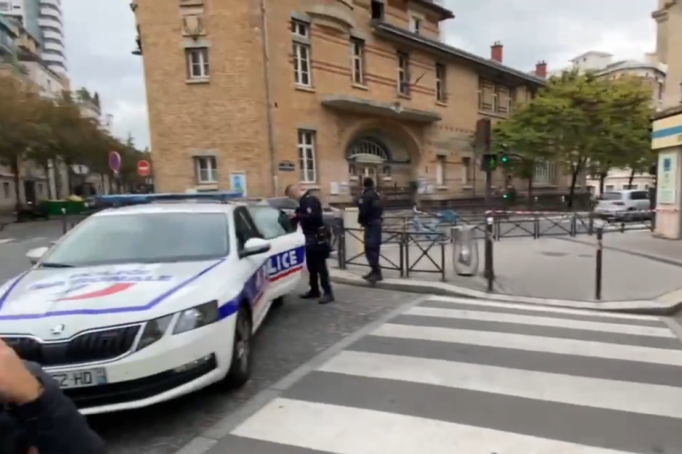 Novi napad u Francuskoj: Nožem napao policajca uzvikujući "Alahu akbar" (VIDEO)