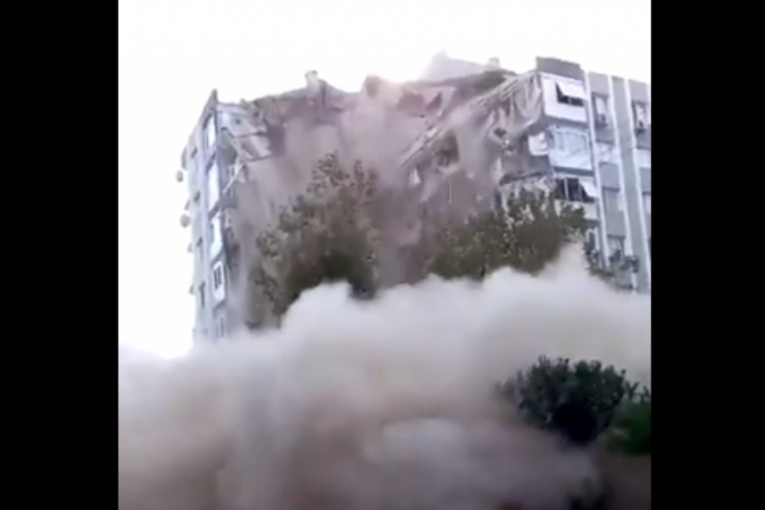 Zgrada se srušila u nekoliko sekundi: Uznemirujući snimci iz Izmira (VIDEO)