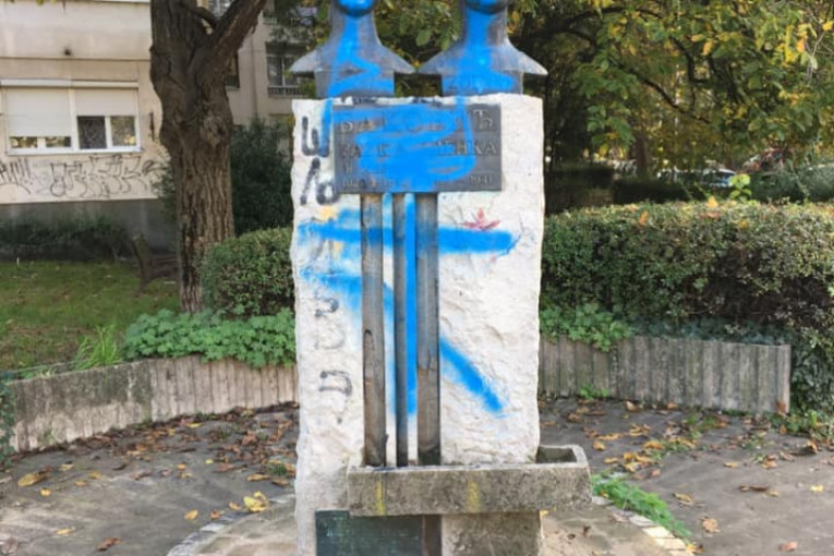 Oskrnavljen spomenik partizanskim heroinama u Nišu: Plavom bojom na sestre Baković