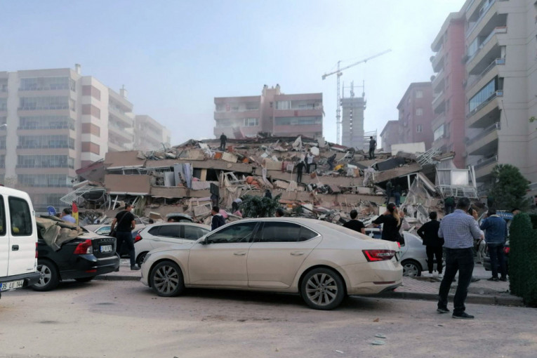 Novi bilans žrtava u razornom zemljotresu na Mediteranu: Najmanje 19 mrtvih, preko 700 povređenih, najteže i Izmiru (FOTO+VIDEO)