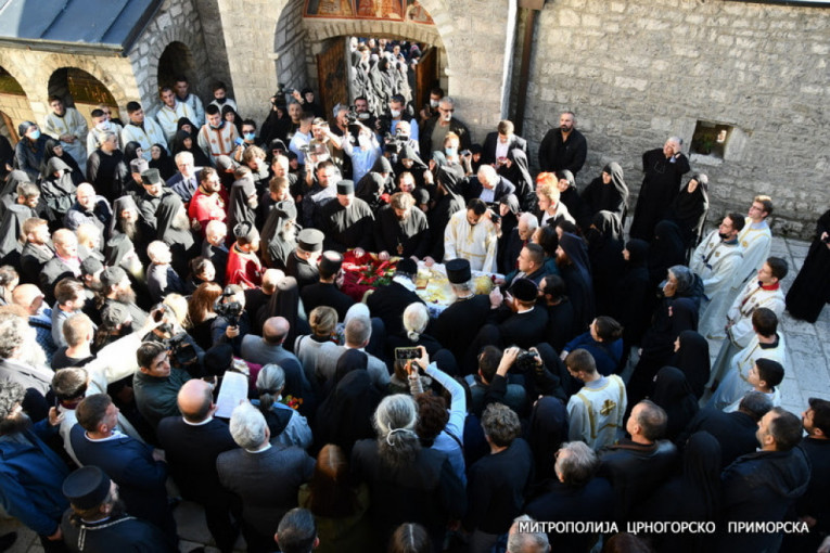 Nepregledna kolona u Podgorici: Građani se u mimohodu opraštaju od mitropolita Amfilohija (FOTO+VIDEO)
