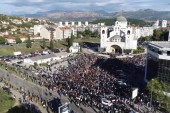 Hiljade vernika ispred Hrama u Podgorici: Vernici dočekali kovčeg mitropolita Amfilohija (FOTO+VIDEO)