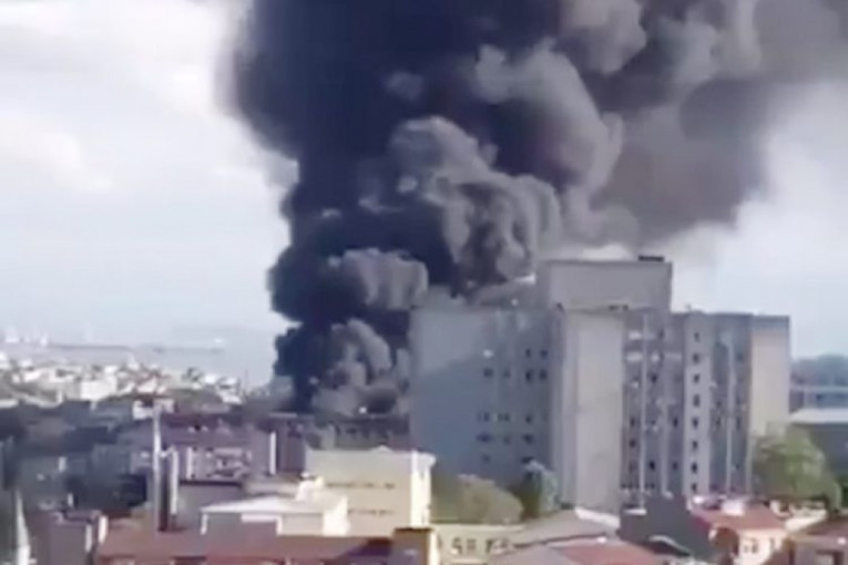 Crni oblak nad Istanbulom: Požar u bolnici, dim se vidi sa udaljenosti od 5 kilometara (VIDEO)