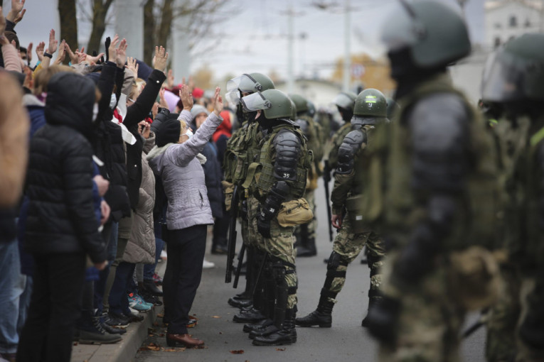 U Minsku nema mira: Opet haos na ulicama, odjekuju pucnji (VIDEO, FOTO)