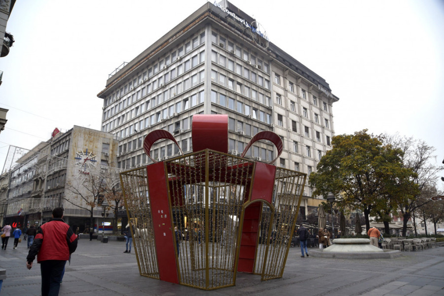 Tražili ste - dobili ste! Počelo je postavljanje novogodišnje rasvete u Beogradu