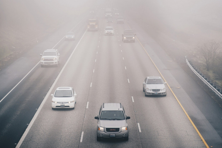 Vozači oprez: Mogući magla, poledica i odroni na putu