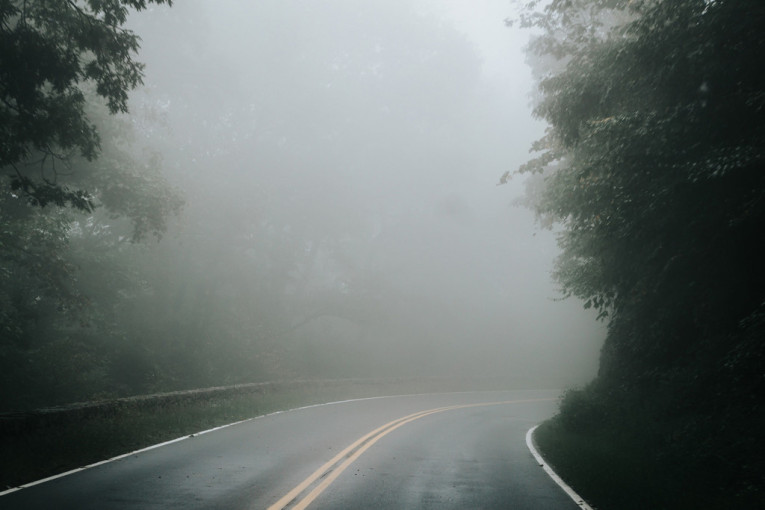 AMSS upozorava vozače: Magla smanjuje vidljivost na putevima širom Srbije