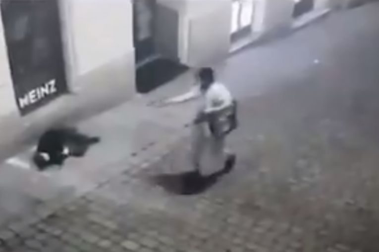 Snimak užasa u Beču: Terorista pucao u mladića pa se vratio i "overio" ga (UZNEMIRUJUĆI VIDEO)