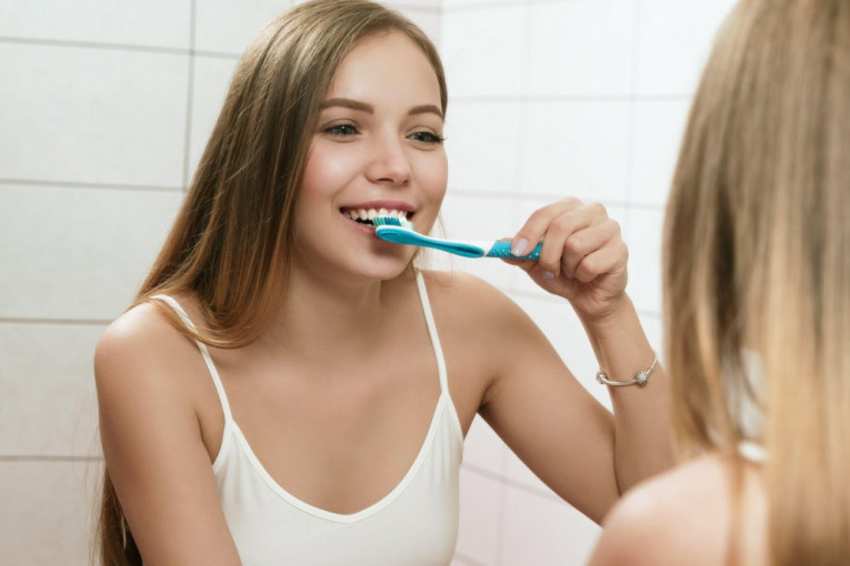 Ujedno rešava i problem zadaha: Kako da izbelite zube pomoću sode bikarbone