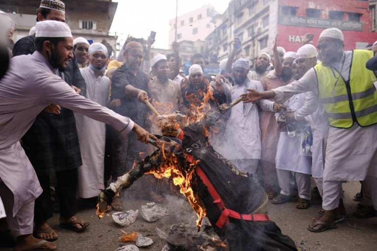 Desetine hiljada ljudi na ulicama Bangladeša: Spalili lutku sa Makronovim likom, brane čast proroka Muhameda (FOTO)