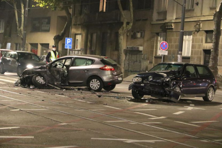 Težak udes u centru Beograda: Automobili se raspali, delovi svuda po putu (FOTO)