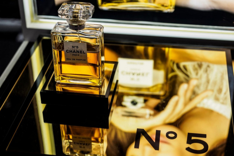Da li ste znali da je za samo jednu bočicu parfema Chanel 5 potrebno više od hiljadu cvetova jasmina i ruža