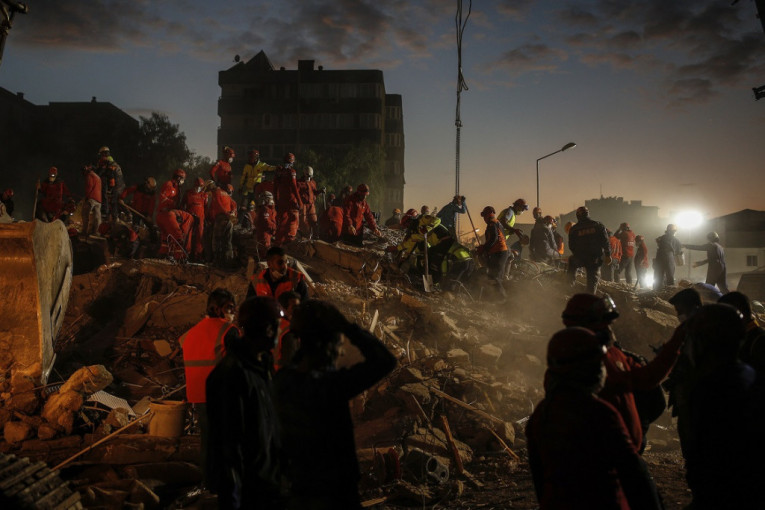 Borba se nastavlja: Turska prijavljuje nove žrtve zemljotresa, u Grčkoj pogibija dve devojčice