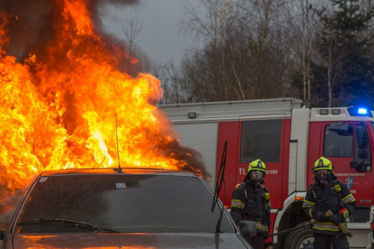 Dramatična scena na Vidikovcu: Automobil se zapalio u toku vožnje
