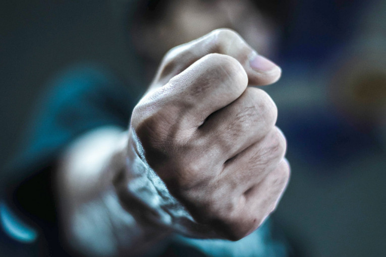 Tuča advokata nakon sednice skupštine: Jedna osoba povređena