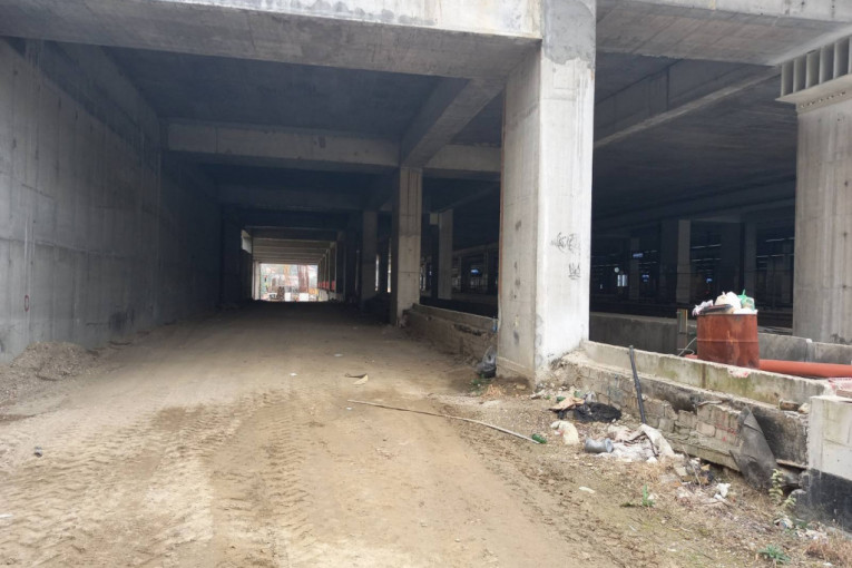Užas kod stanice "Prokop": Migranti spavali u tunelu, mašina prešla preko njih