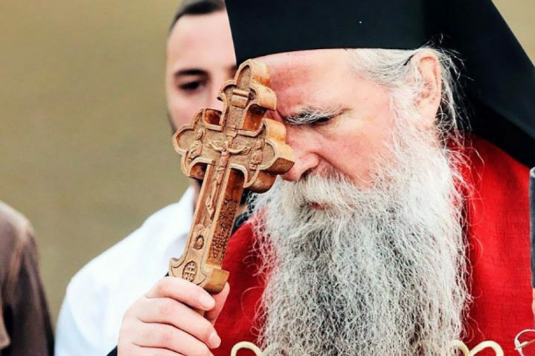 „Poslednji zločinački trzaji crvene aždaje, neka im Bog oprosti“: Mitropolit Joanikije o blokadi na Cetinju