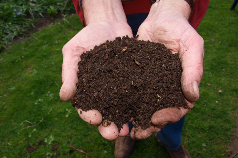 Iskoristite moć dobrih mikroorganizama – umesto pravljenja deponija, kompostirajte otpad