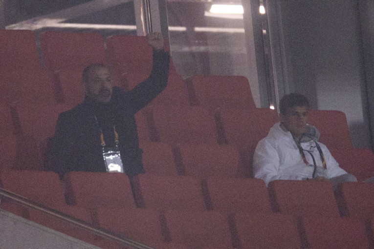 Stanković u društvu reprezentativca Srbije prati meč u Beogradu
