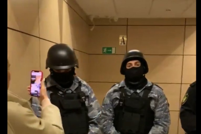 Policija pretresla kancelarije Navaljnog u Moskvi (VIDEO)