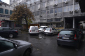 Vozači "oduzeli" pešacima plato kod Čumićevog sokačeta: Beograđani u cikcak zaobilaze parkirane automobile