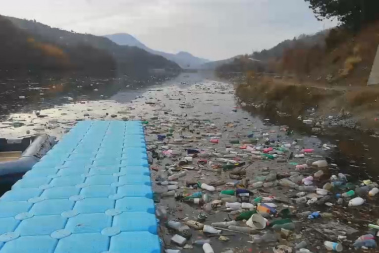 Katastrofalni prizori iz Priboja: Smeće ponovo preplavilo Lim, ekolozi se plaše jednog scenarija (FOTO+VIDEO)