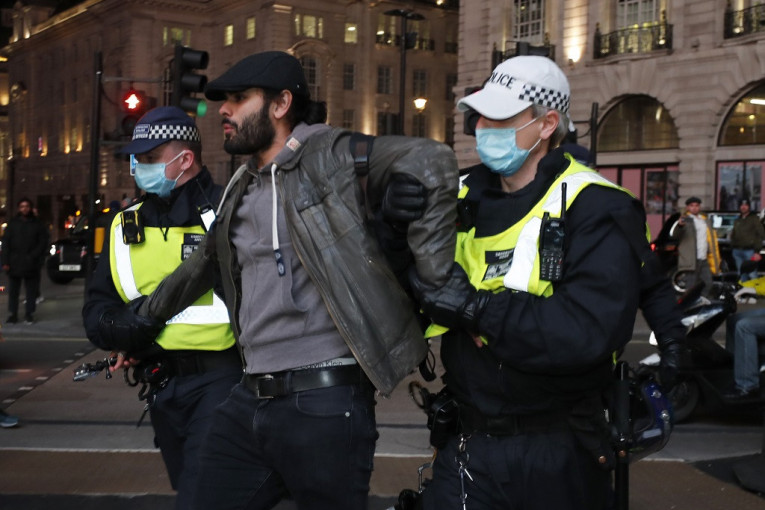 Protesti u Londonu: Više od 100 uhapšenih na demonstracijama protiv novih mera (VIDEO)