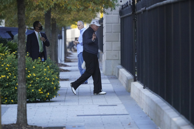 Tramp se vratio u Belu kuću posle partija golfa u Virdžiniji (VIDEO)