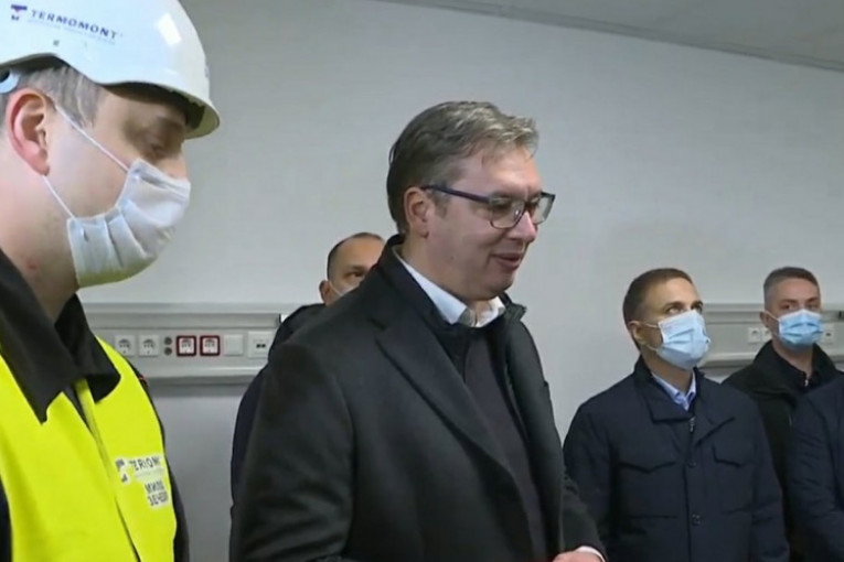Predsednik Vučić obilazi radnike na izgradnji nove kovid bolnice u Zemunu: Sutra će biti najteži dan za nas, ići ćemo i preko 3.000 (VIDEO)