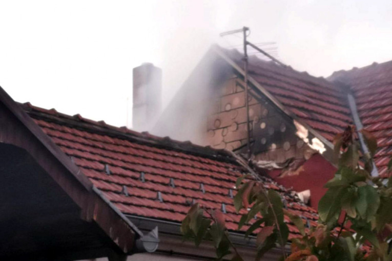 Požar u centru Čačka: Vatra zahvatila krov porodične kuće pa se proširila (FOTO)
