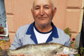Pola veka ribolovac: Čika Gacijev najveći ulov - tolstolobik od 14 kilograma