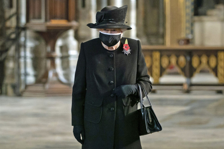 Kraljica Elizabeta prvi put sa maskom u javnosti