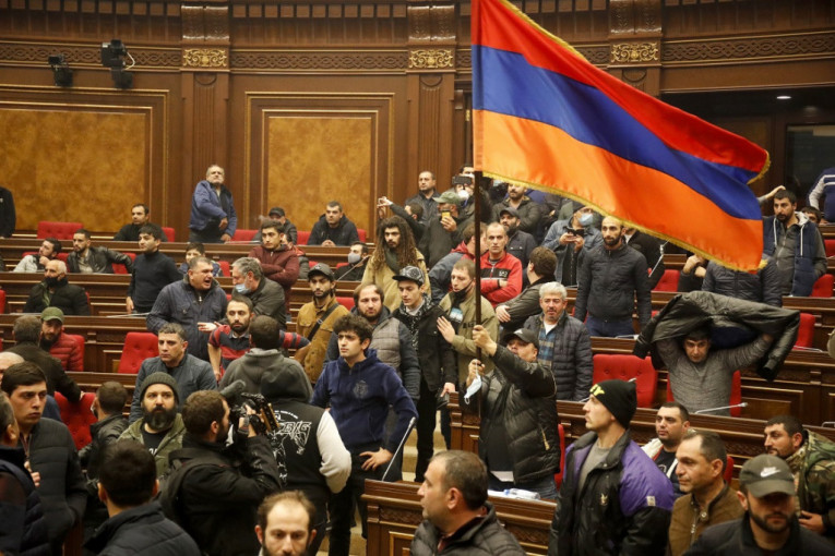 Šok u Jermeniji, pala vlada: Neočekivan ishod specijalne sednice, predsednik raspisuje izbore!