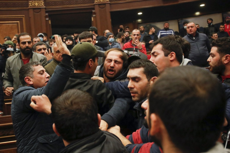 Dan nakon demonstracija u Jermeniji: Hapšenje opozicionih lidera, 17 partija protiv vlasti (FOTO)