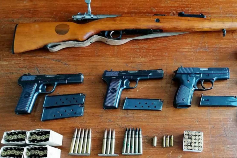 Proganjao sugrađanku, u stanu držao tri pištolja i pušku: Uhapšen muškarac (49)