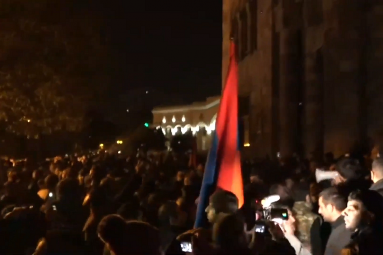Haos u Jerevanu posle potpisivanja mira: Nezadovoljni građani upali u zgradu vlade, gradom odjekuju pucnji