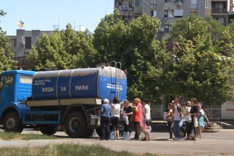 Spas od vrelih dana: Cisterne sa vodom i danas na gradskim ulicama