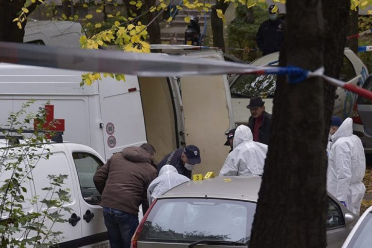 U Kotežu pronađen mrtav muškarac! Snimljene dve osobe kako iznose telo iz zgrade