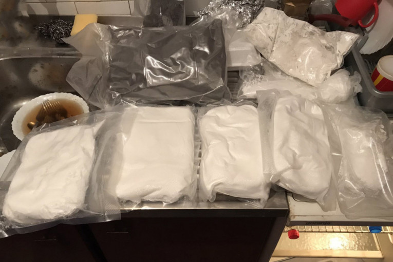 Policija upala u stan na Čukarici: Našli pet kilograma spida i 6.000 tableta ekstazija