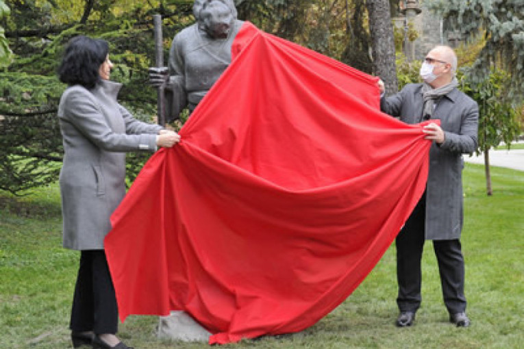Skulptura slepog guslara posle 104 godine ponovo na Kalemegdanu