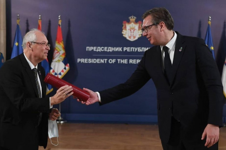 Predsednik Vučić odlikovao zaslužne za borbu protiv kovida: Zaslužujete da zauvek ostanete primer (FOTO)