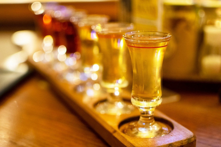 Udar na „srpsku ljutu“: Zbog čega poskupljuje domaća rakija a pojeftinjuje strani viski