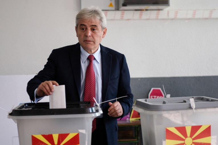 Lider najveće albanske partije će plaćati advokate Tačiju i Veseljiju
