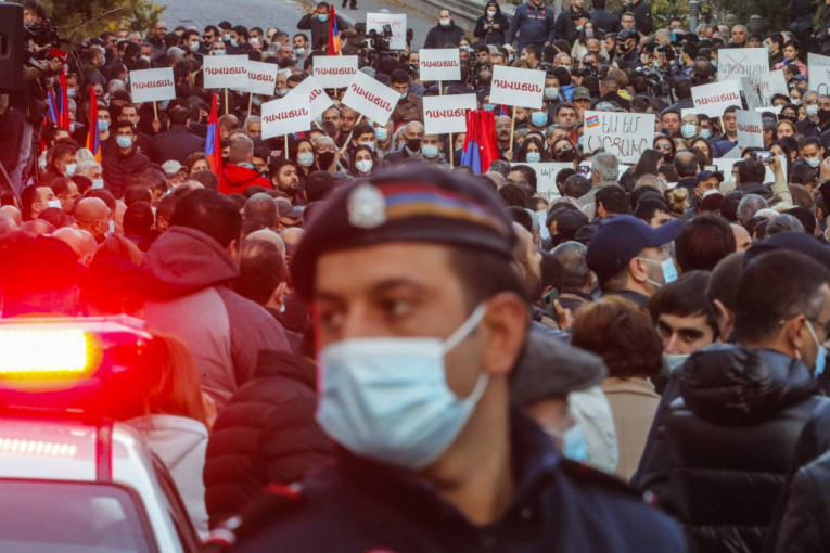 Jerevan: Demonstranti krenuli prema zgradi Službe za nacionalnu bezbednost (VIDEO)