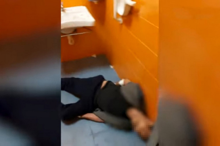 Kruži jeziv snimak iz bolnice u Napulju: Oboleli od korone umire u toaletu, hodnici puni pacijenata (VIDEO)