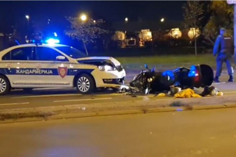 Filmska potera na novosadskim ulicama: Pijani motorista se zakucao u Žandarmeriju