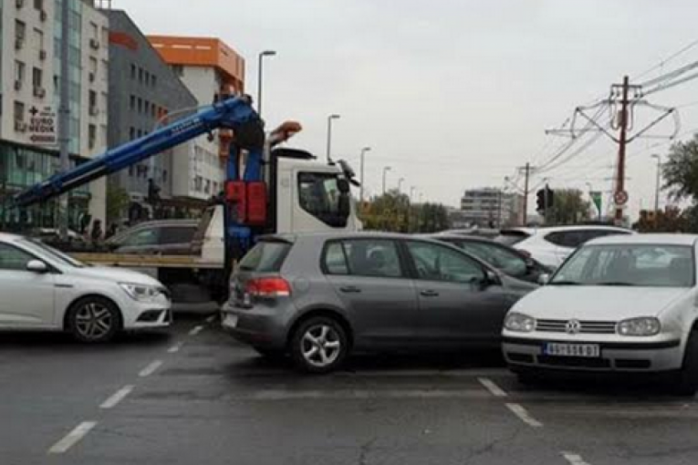 Sudar na Novom Beogradu: Saobraćaj blokiran, nema povređenih (FOTO)